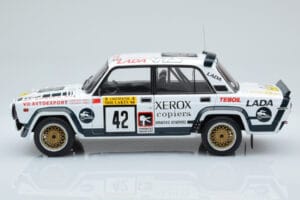 Lada 2105 VFTS #42 S. Brundza Rally 1000 Lakes 1984 IXO 1:18 18RMC146 Fém – 3. kép a 6-ből