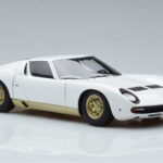 Lamborghini Miura SV Fehér AUTOart 1:18 - image 6 of 8