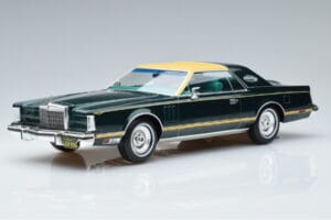 Lincoln Continental Mark V Sötétzöld MCG 1:18 MCG18404 Fém