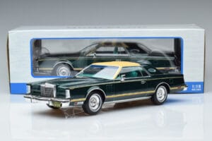 Lincoln Continental Mark V Sötétzöld MCG 1:18 MCG18404 Fém – 6. kép a 6-ből