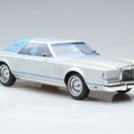 Lincoln Continental Mark V Ezüst MCG 1:18 - image 4 of 6