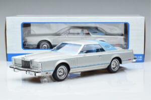 Lincoln Continental Mark V Ezüst MCG 1:18 MCG18403 Fém – 6. kép a 6-ből