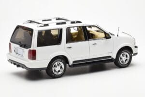 Lincoln Navigator Fehér AUTOart 1:18 72761 Fém – 3. kép a 8-ből