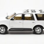 Lincoln Navigator Fehér AUTOart 1:18 - image 4 of 8