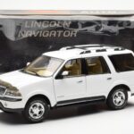 Lincoln Navigator Fehér AUTOart 1:18 - image 8 of 8