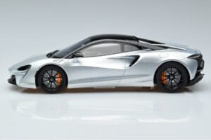 McLaren Artura Ezüst GT Spirit 1:18 GT873 Gyanta – 3. kép a 6-ből