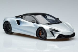 McLaren Artura Ezüst GT Spirit 1:18 GT873 Gyanta – 4. kép a 6-ből