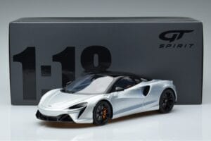 McLaren Artura Ezüst GT Spirit 1:18 GT873 Gyanta – 6. kép a 6-ből