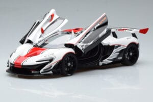 McLaren P1 GTR Fényes Fehér Piros Csíkokkal AUTOart 1:18 81541 Kompozit – 2. kép a 7-ből