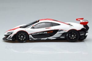 McLaren P1 GTR Fényes Fehér Piros Csíkokkal AUTOart 1:18 81541 Kompozit – 4. kép a 7-ből