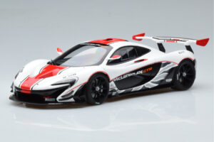 McLaren P1 GTR Fényes Fehér Piros Csíkokkal AUTOart 1:18