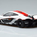McLaren P1 GTR Fényes Fehér Piros Csíkokkal AUTOart 1:18 - image 6 of 7