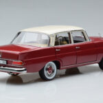 Mercedes 200 W110 Piros Norev 1:18 - image 3 of 7