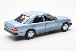 Mercedes 230E W124 Világoskék Metallic Norev 1:18 183945 Fém – 3. kép a 8-ből