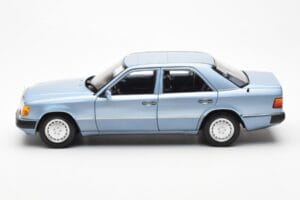 Mercedes 230E W124 Világoskék Metallic Norev 1:18 183945 Fém – 4. kép a 8-ből