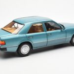 Mercedes 230E W124 Beryl Metallic Kereskedői Kiadás Norev 1:18 B66040698 - image 3 of 8