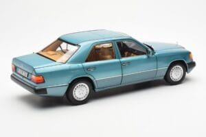 Mercedes 230E W124 Beryl Metallic Kereskedői Kiadás Norev 1:18 B66040698 Fém – 3. kép a 8-ből
