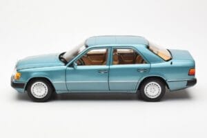 Mercedes 230E W124 Beryl Metallic Kereskedői Kiadás Norev 1:18 B66040698 Fém – 4. kép a 8-ből