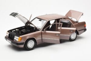 Mercedes 230E W124 Rosewood Metallic Kereskedői Kiadás Norev 1:18 B66040697 Fém – 2. kép a 8-ből
