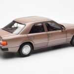 Mercedes 230E W124 Rosewood Metallic Kereskedői Kiadás Norev 1:18 B66040697 - image 3 of 8
