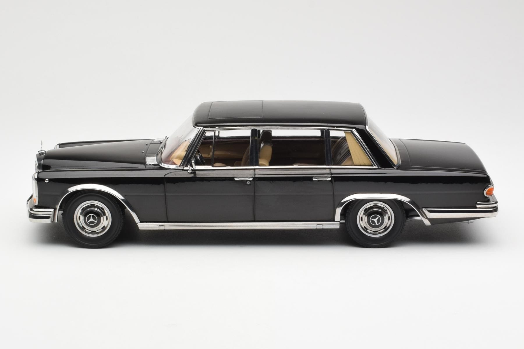 Mercedes 600 SWB W100 Fekete KK-Scale 1:18 180601 Fém – 3. kép a 6-ből