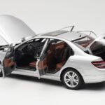 Mercedes C-Class W204 Avantgarde Ezüst AUTOart 1:18 B66962368 - image 5 of 8