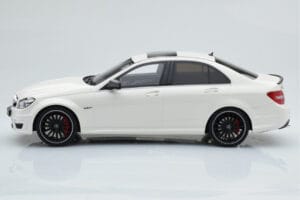 Mercedes C63 AMG W204 Fehér GT Spirit 1:18 GT166 Gyanta – 3. kép a 6-ből