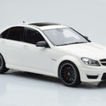 Mercedes C63 AMG W204 Fehér GT Spirit 1:18 - image 4 of 6