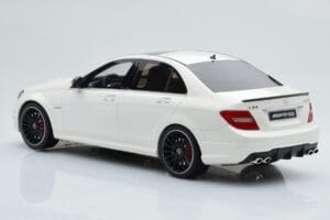 Mercedes C63 AMG W204 Fehér GT Spirit 1:18 GT166 Gyanta – 5. kép a 6-ből