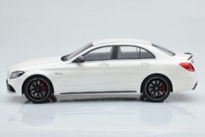 Mercedes C63S AMG W205 Fehér GT Spirit 1:18 B66960370 Gyanta – 3. kép a 6-ből