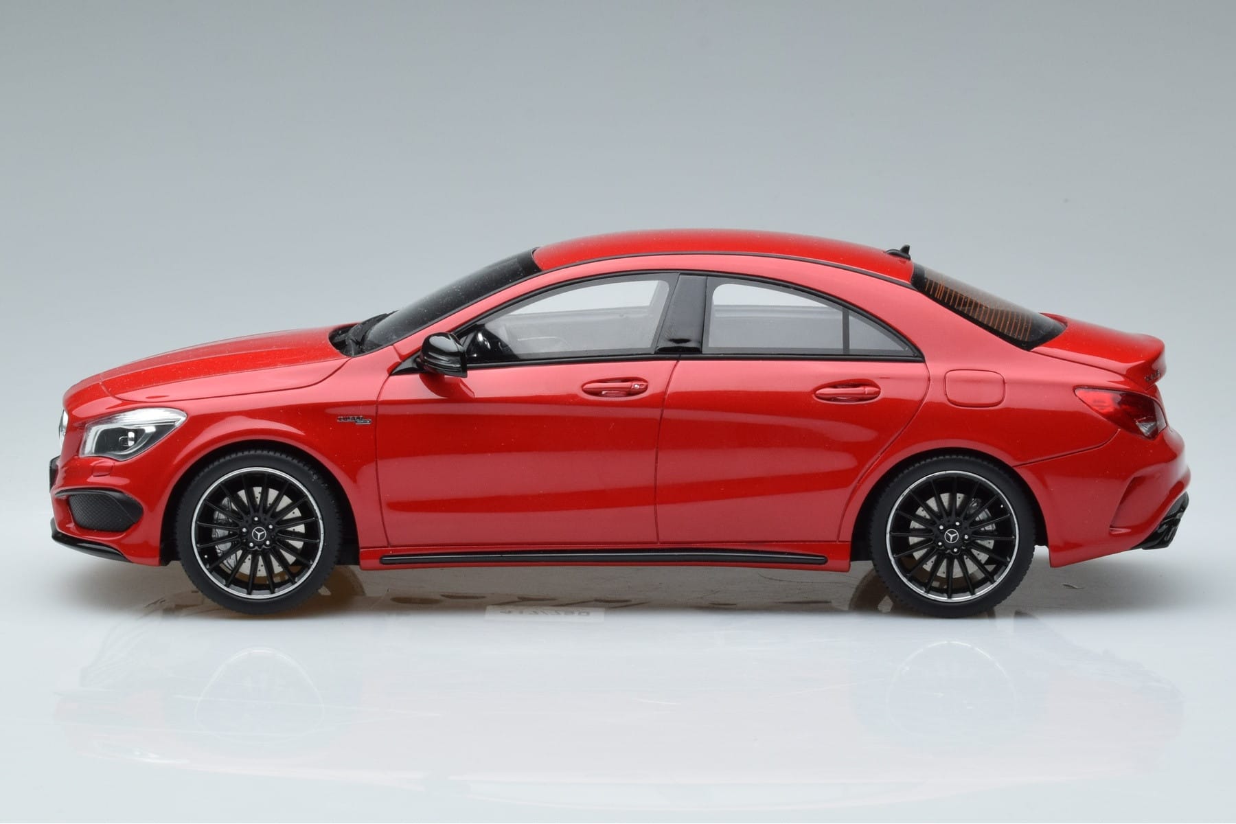 Mercedes CLA 45 AMG C117 Jupiter Piros GT Spirit 1:18 GT031 Gyanta – 3. kép a 6-ből