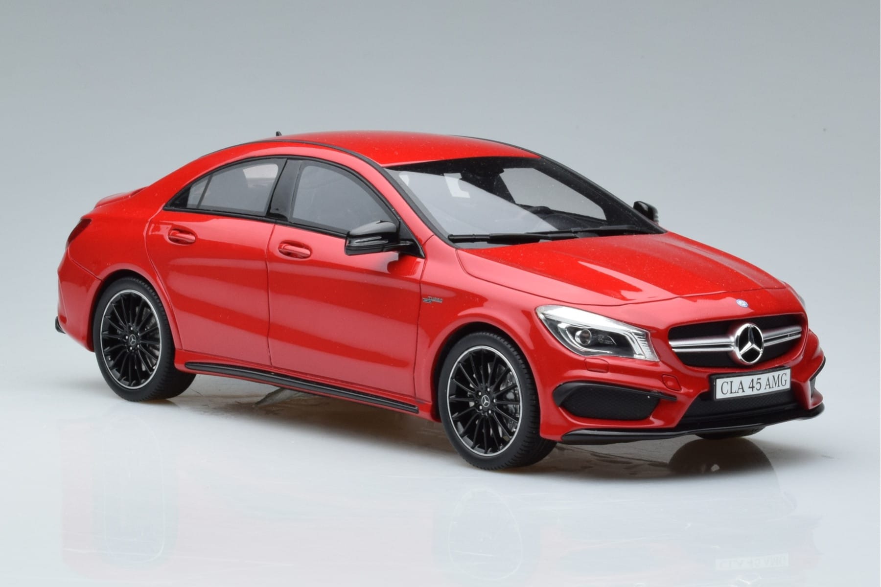 Mercedes CLA 45 AMG C117 Jupiter Piros GT Spirit 1:18 GT031 Gyanta – 4. kép a 6-ből