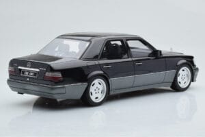Mercedes E60 AMG W124 Fekete Otto 1:18 OT131 Gyanta – 2. kép a 6-ből