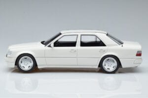 Mercedes E60 AMG W124 Fehér Otto 1:18 B66040640 Gyanta – 3. kép a 6-ből