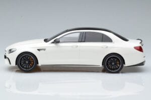 Mercedes AMG E63 S W213 Fehér GT Spirit 1:18 B66965711 Gyanta – 3. kép a 6-ből