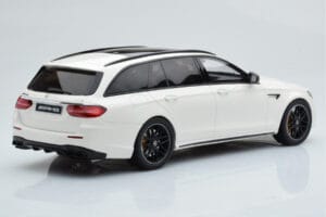 Mercedes AMG E63 S S213 T-Model Fehér GT Spirit 1:18 GT795 Gyanta – 2. kép a 6-ből