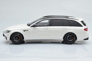 Mercedes AMG E63 S S213 T-Model Fehér GT Spirit 1:18 GT795 Gyanta – 3. kép a 6-ből