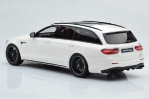 Mercedes AMG E63 S S213 T-Model Fehér GT Spirit 1:18 GT795 Gyanta – 5. kép a 6-ből