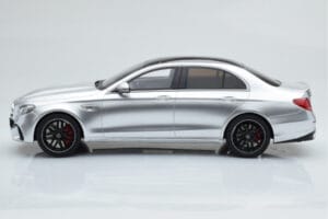 Mercedes AMG E63 S W213 Ezüst GT Spirit 1:18 GT230 Gyanta – 3. kép a 6-ből