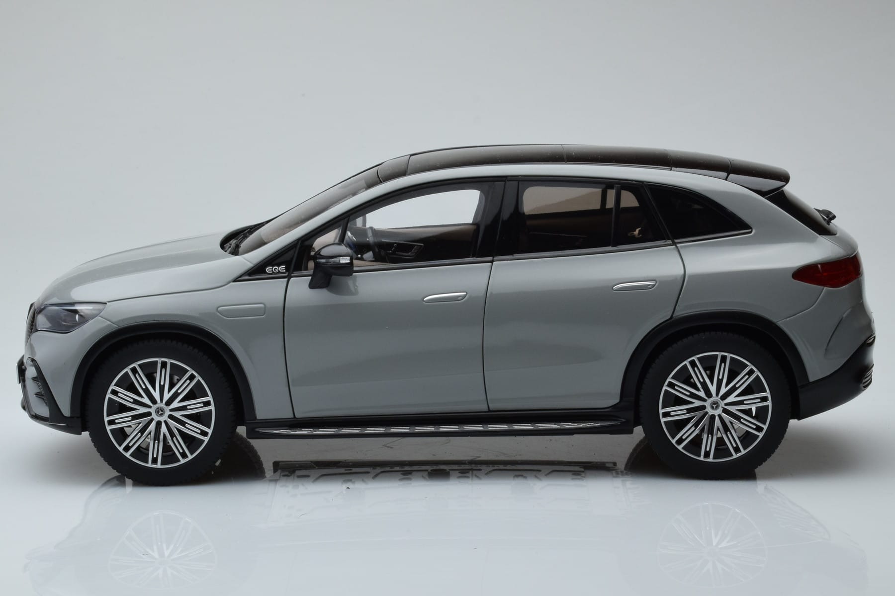 Mercedes EQE SUV X294 AMG Line Alpine Szürke NZG 1:18 B66960837 Fém – 4. kép a 8-ből