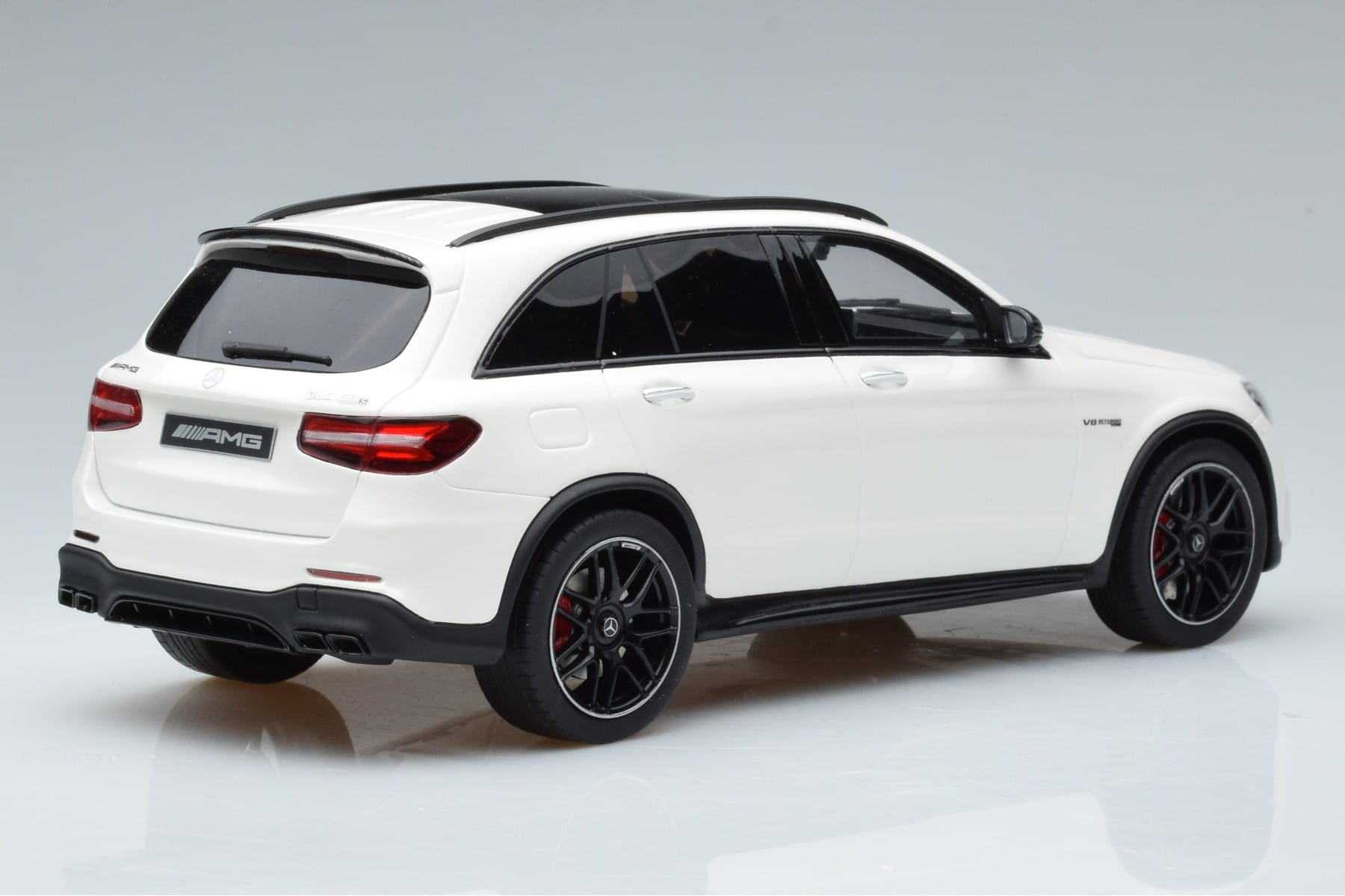 Mercedes GLC 63 AMG X253 Fehér GT Spirit 1:18 B66965713 Gyanta – 2. kép a 6-ből