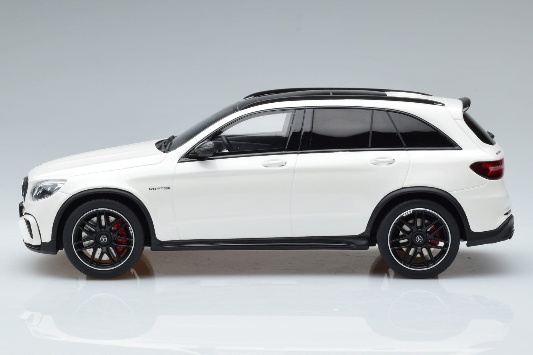 Mercedes GLC 63 AMG X253 Fehér GT Spirit 1:18 B66965713 Gyanta – 3. kép a 6-ből