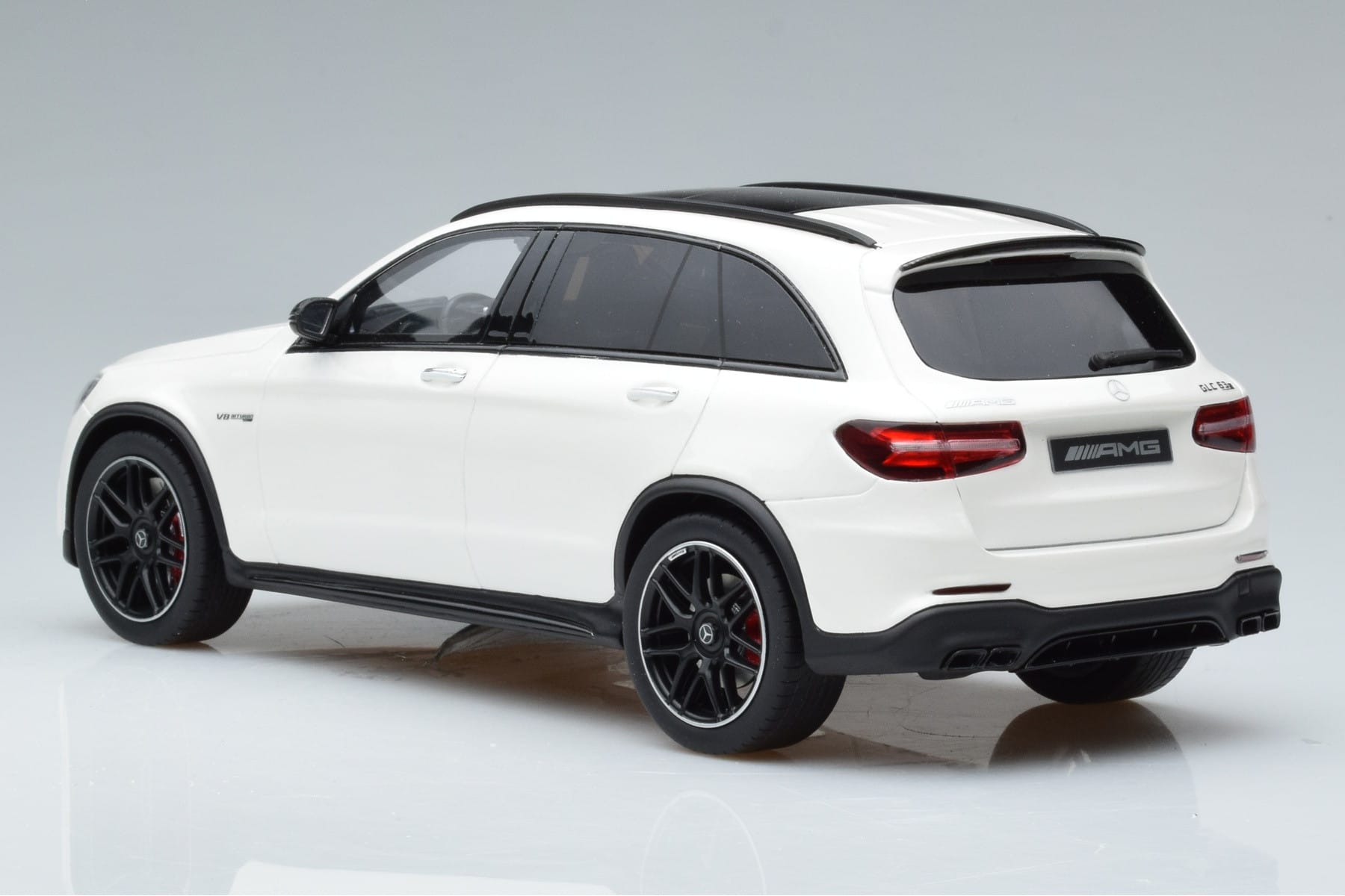Mercedes GLC 63 AMG X253 Fehér GT Spirit 1:18 B66965713 Gyanta – 5. kép a 6-ből