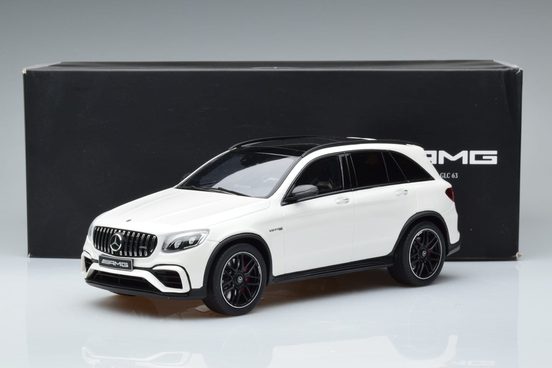 Mercedes GLC 63 AMG X253 Fehér GT Spirit 1:18 B66965713 Gyanta – 6. kép a 6-ből