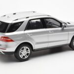 Mercedes M-Class W166 Iridium Ezüst Metál Minichamps 1:18 B66960064 - image 3 of 8