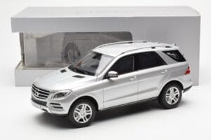 Mercedes M-Class W166 Iridium Ezüst Metál Minichamps 1:18 B66960064 Fém – 8. kép a 8-ből