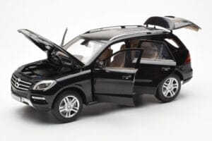 Mercedes M-Class W166 Obsidian Fekete Metál Minichamps 1:18 B66960063 Fém – 2. kép a 8-ből