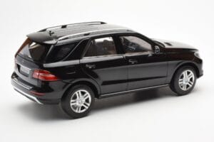 Mercedes M-Class W166 Obsidian Fekete Metál Minichamps 1:18 B66960063 Fém – 3. kép a 8-ből