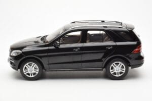 Mercedes M-Class W166 Obsidian Fekete Metál Minichamps 1:18 B66960063 Fém – 4. kép a 8-ből
