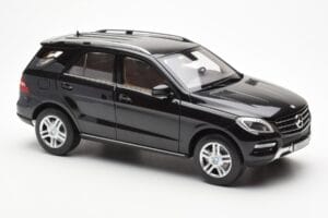 Mercedes M-Class W166 Obsidian Fekete Metál Minichamps 1:18 B66960063 Fém – 6. kép a 8-ből